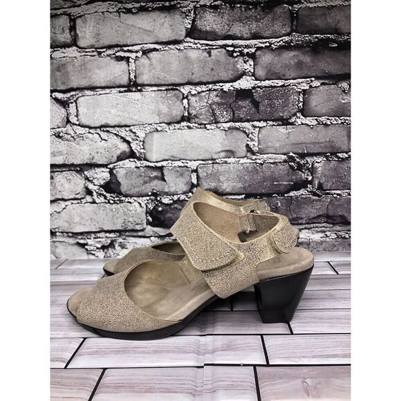 Munro American Taupe Shimmer Leather Strap  Casual Heels Women’s Sz 8.5M US/39EU - Picture 1 of 16